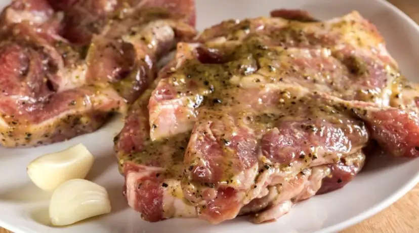 Sekrety soczystej karkówki z grilla: Najlepsze marynaty i triki