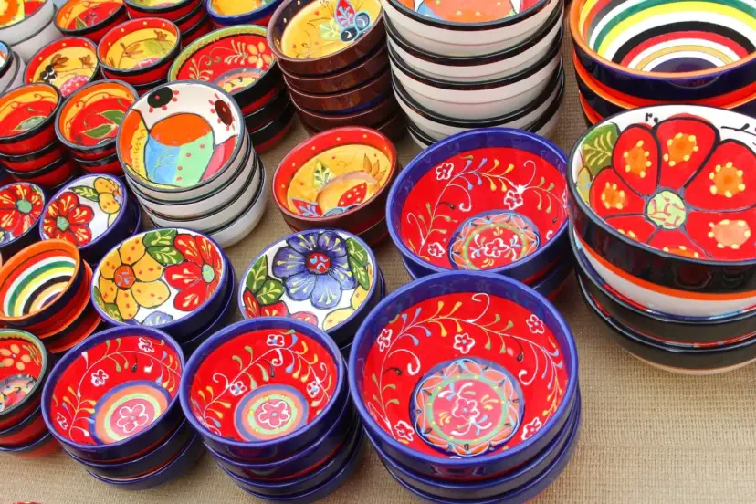 Kolorowe miseczki z motywami kwiatowymi i geometrycznymi. Idealne pamiątki, które warto przywieźć z Majorki.