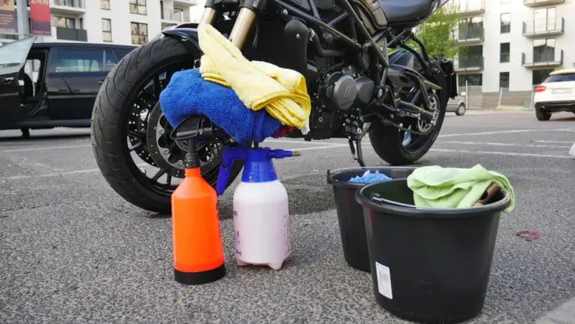 Jak bezpiecznie umyć motocykl na myjni? Uniknij kosztownych błędów!