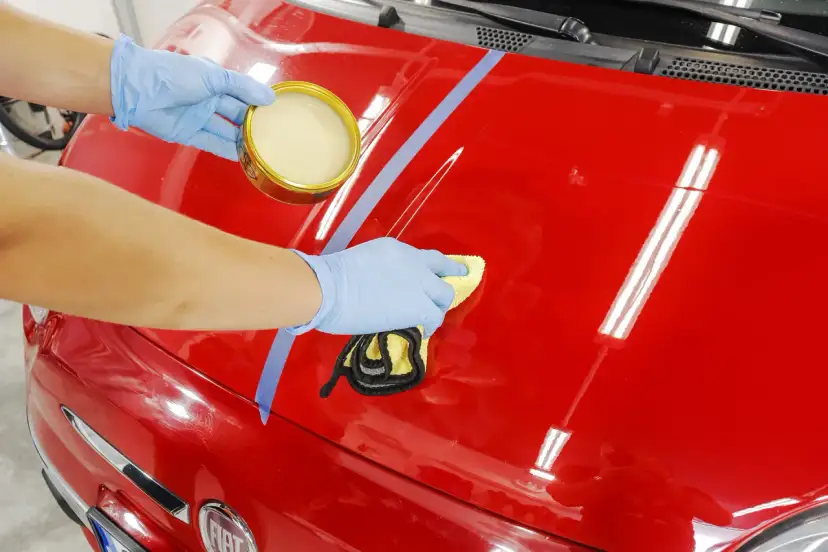 Wosk na myjni: Spłukać czy nie? Klucz do lśniącego lakieru