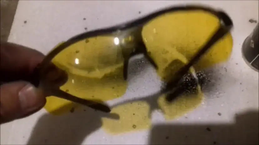 Czym skleić oprawki okularów, aby naprawić je skutecznie i tanio