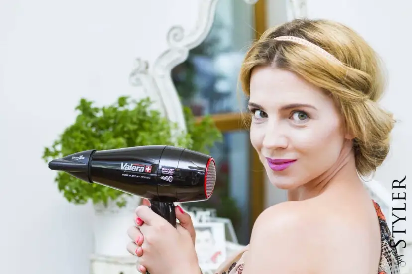 Kobieta z suszarką Valera. Zastanawiasz się, gdzie wyrzucić suszarkę do włosów? To elektrośmieć, oddaj do punktu zbiórki.