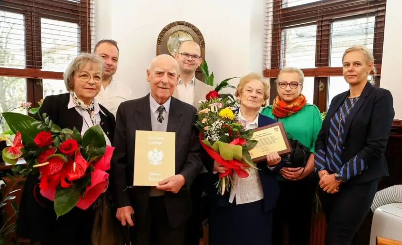 Para świętuje 90 rocznicę ślubu, otrzymując gratulacje i kwiaty.