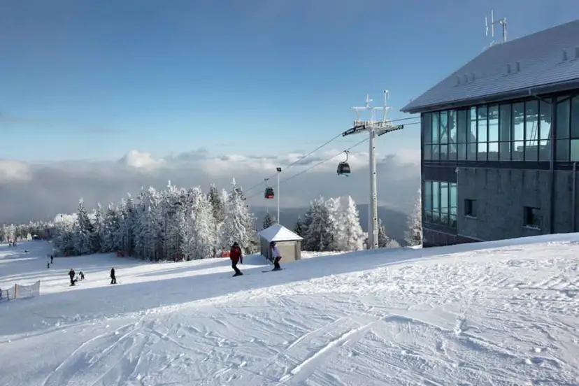 Gdzie w góry na narty? Odkryj najlepsze stacje narciarskie w Polsce