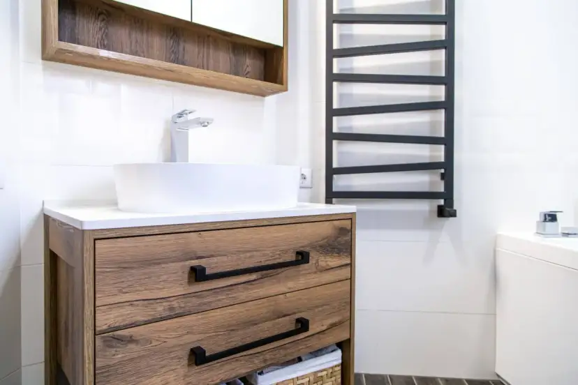 Jak złożyć szafkę pod umywalkę Cersanit bez błędów i frustracji