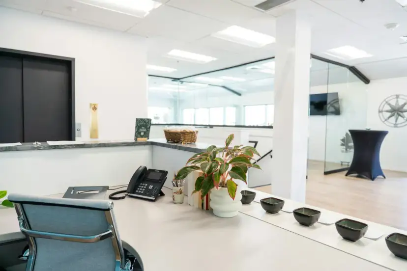 Ściany akustyczne w budynkach biurowych – rozwiązania, które realnie poprawiają komfort pracy