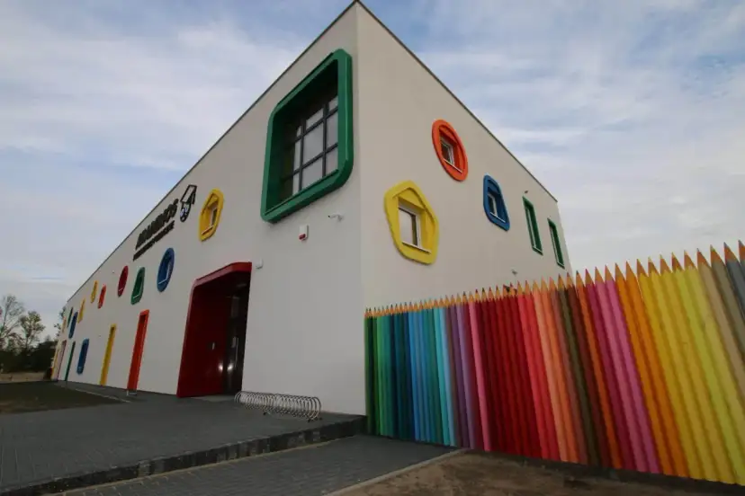 Ile opiekunek na dzieci w przedszkolu? Kluczowe przepisy i normy