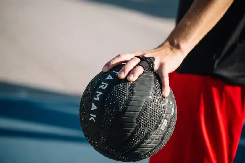Piłka na Orlik: Jak wybrać trwałą i dobrą piłkę do koszykówki?