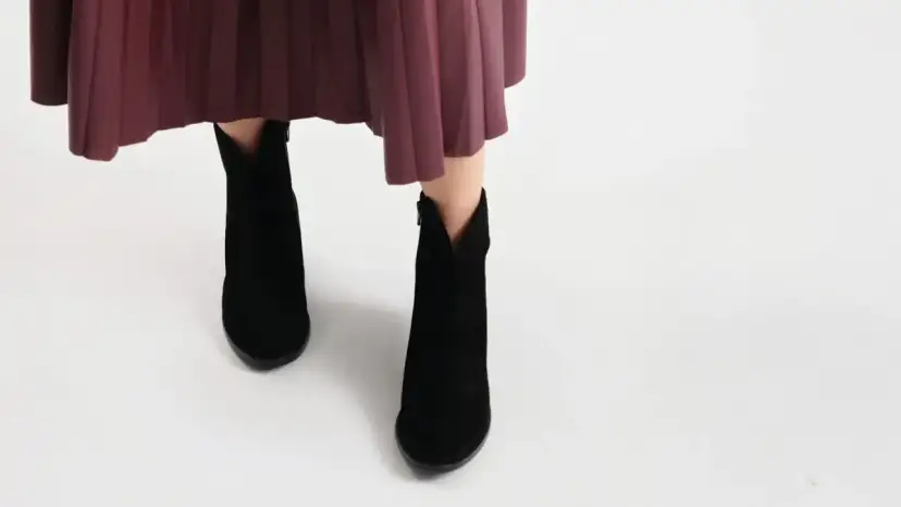 Jakie buty do spódnicy za kolano? Odkryj idealne stylizacje na każdą okazję