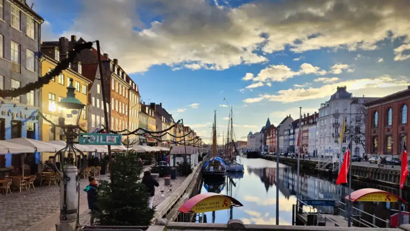 Kolorowe kamienice nad kanałem, łodzie i świąteczne dekoracje. Idealne miejsce, by zobaczyć, co zwiedzić w Kopenhadze.