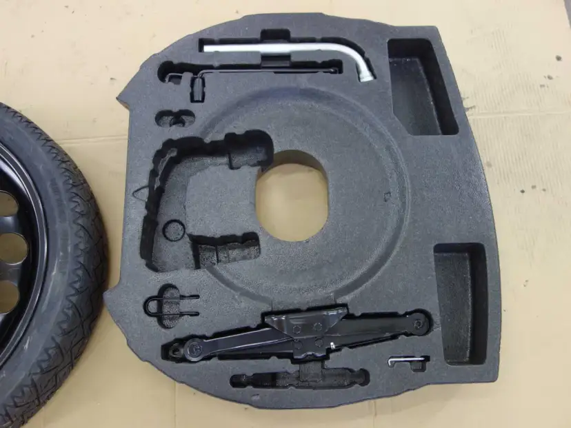 Zestaw narzędzi i koło zapasowe do Seat Alhambra. Podnośnik i klucz są umieszczone w wyprofilowanej piance.