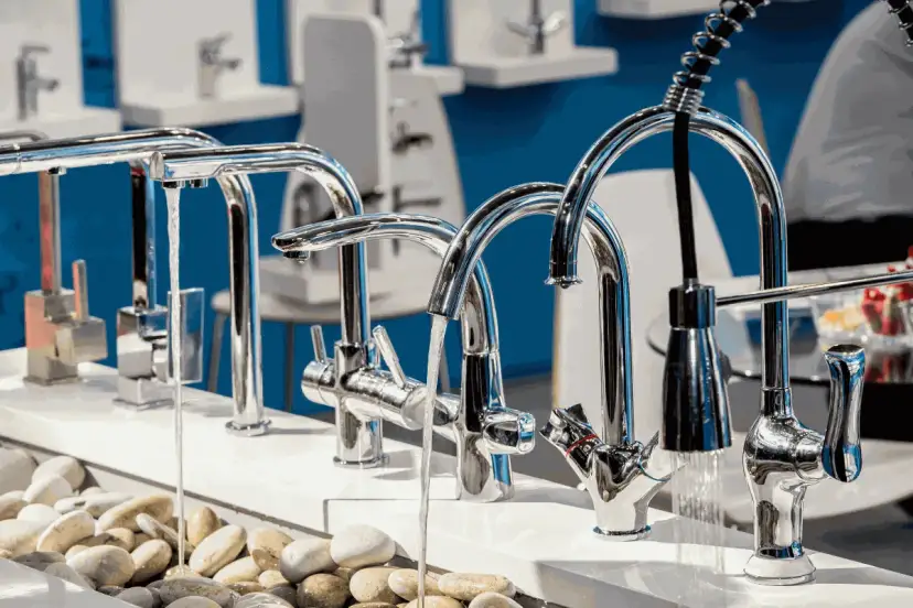 Eleganckie wylewki do baterii kuchennej błyszczą chromem, a woda swobodnie z nich cieknie, tworząc wodny pokaz.