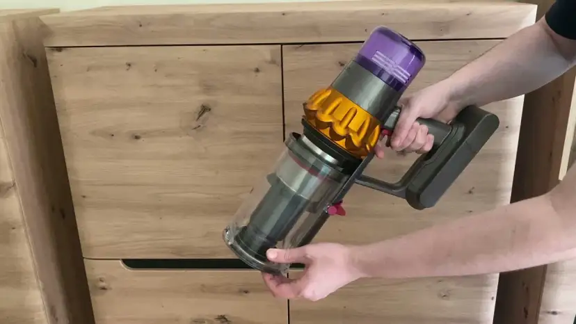 Dyson V15: Jak wyczyścić filtr, szczotki i pojemnik? Poradnik