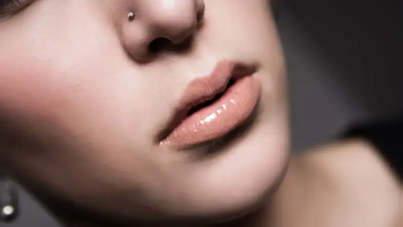 Jak ukryć kolczyk w nosie? Skuteczne sposoby na niewidoczność