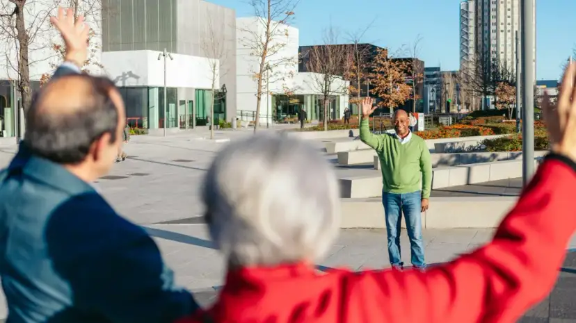 Trzech seniorów wita się na placu. To inspiracja, jak założyć klub seniora i budować społeczność.