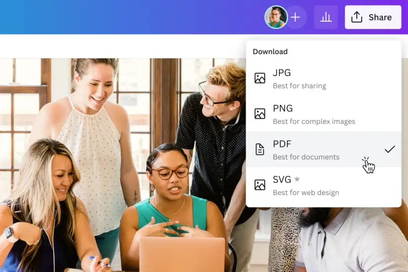 Grupa osób przygląda się ekranowi laptopa, na którym widoczna jest opcja pobierania pliku PDF.