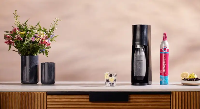 SodaStream nabój na ile starcza? Zobacz, jak łatwo przygotować orzeźwiający napój z cytryną i wiśniami.