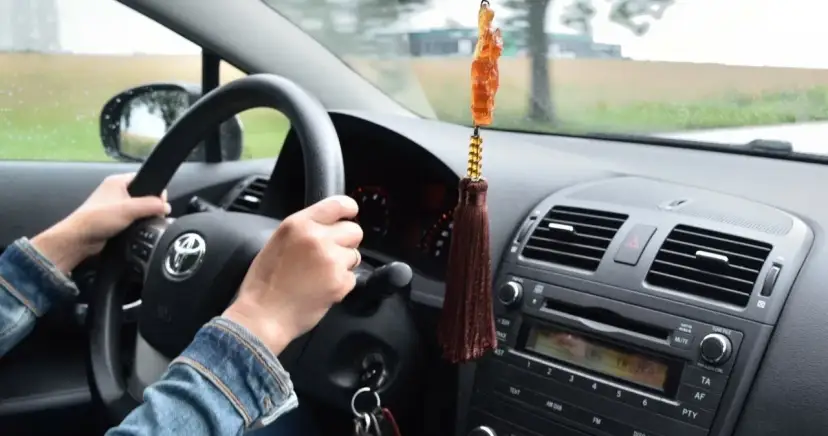 Hamowanie silnikiem: mit czy oszczędność? Ekspert rozwiewa wątpliwości