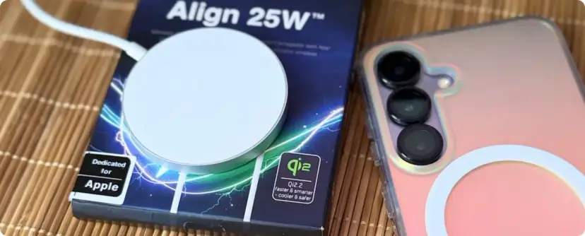 Ładowarka bezprzewodowa Qi2.2 "Align 25W" obok telefonu. Czy ladowanie bezprzewodowe niszczy baterie? Ta ładowarka jest dedykowana dla Apple.