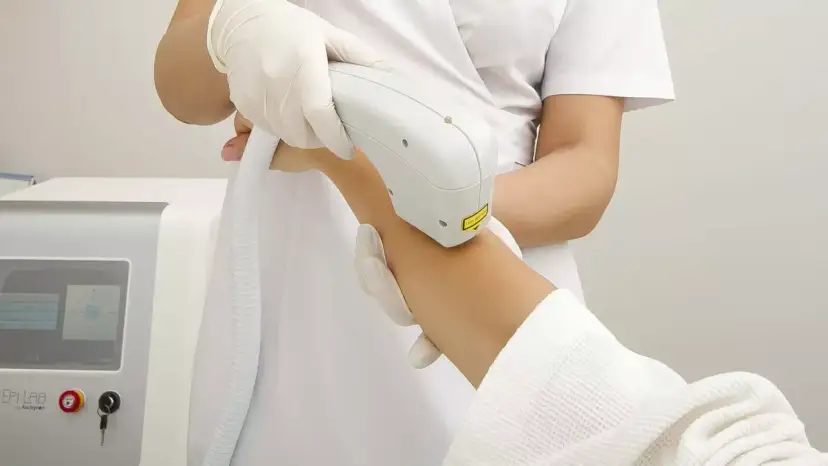 Depilacja laserowa a ból: Prawda o odczuciach i jak go zminimalizować