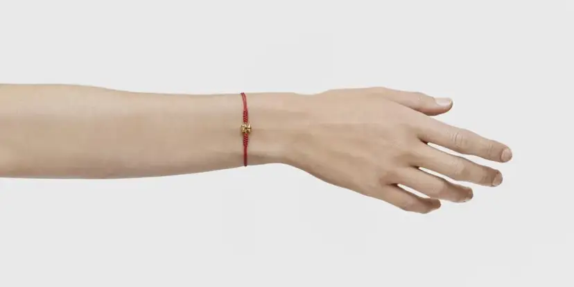 Czerwona bransoletka znaczenie: odkryj jej duchowe i kulturowe aspekty