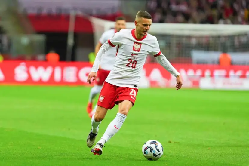 Piłkarz reprezentacji Polski, Stanisław Szymański, w akcji na boisku.