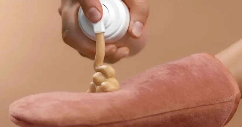 Czy samoopalacz brudzi ubrania? Jak uniknąć plam i zabrudzeń