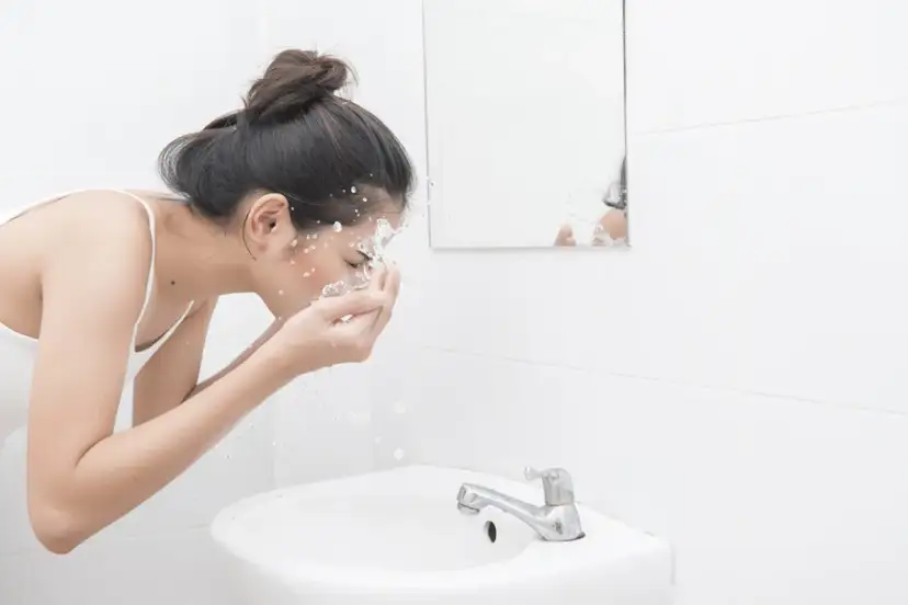 Skuteczny demakijaż: czym zmywać makijaż i jakich błędów unikać?