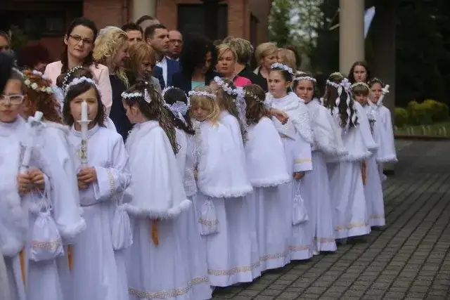 Pierwsza komunia święta ile lat? Odkryj, kiedy dziecko jest gotowe