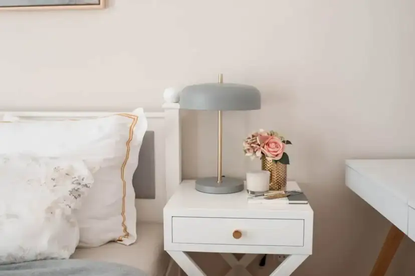 Co postawić na szafce nocnej, aby stworzyć idealną sypialnię?