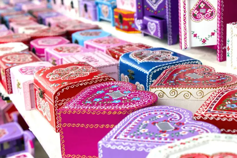 Kolorowe, ręcznie malowane szkatułki w kształcie serc. Idealne pamiątki, które warto przywieźć z Chorwacji.