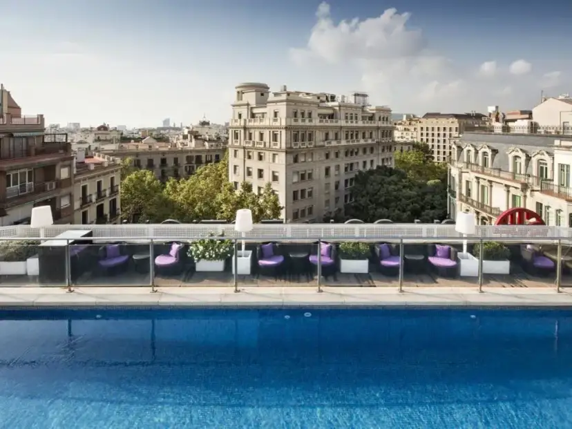 Najlepsze noclegi w Barcelonie – gdzie się zatrzymać, aby nie przepłacać