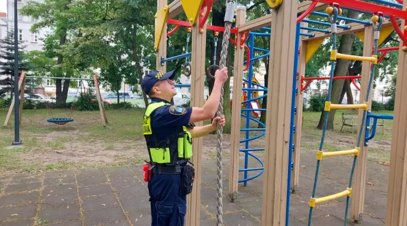 Kto kontroluje place zabaw? Odpowiedzialność i bezpieczeństwo na placach