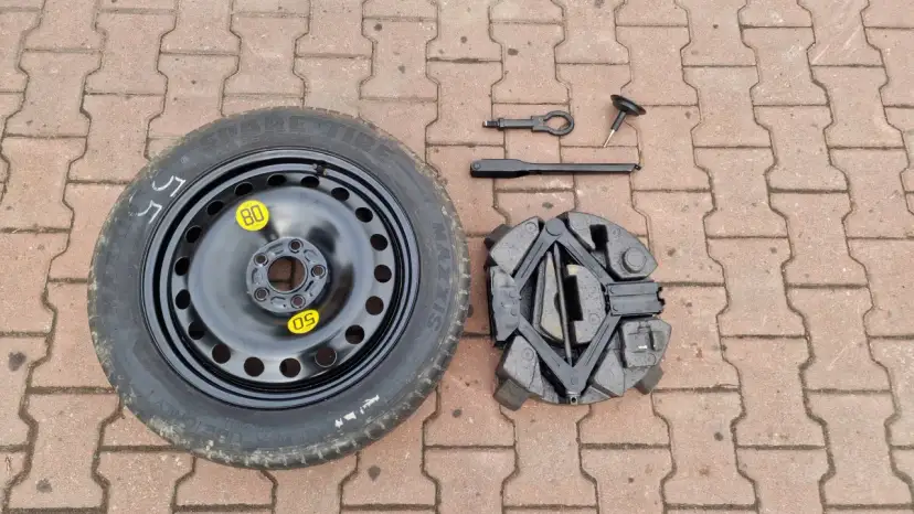 Koło zapasowe Ford S-Max, podnośnik i klucze. Zestaw do wymiany opony, który pomoże Ci w razie awarii.