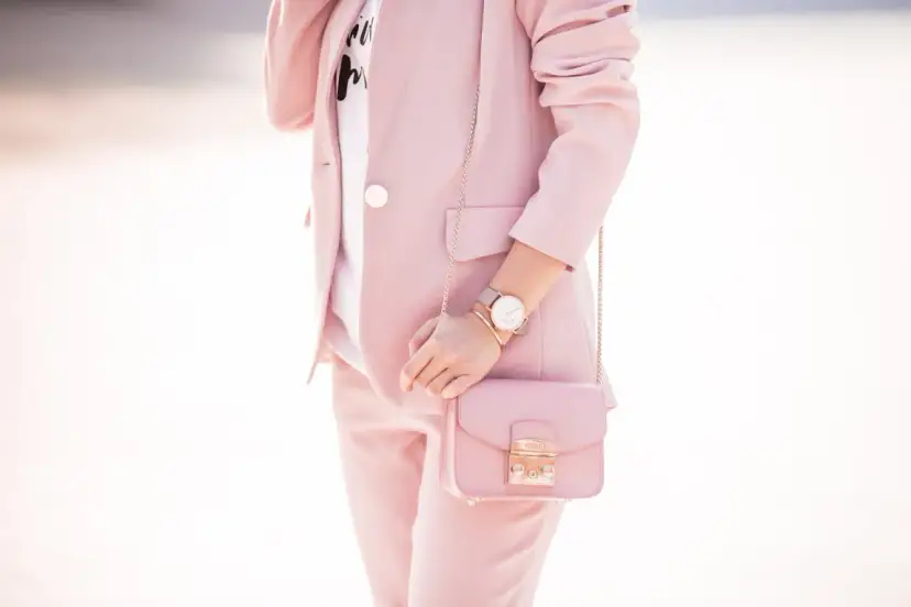 Jaką bluzkę do różowego garnituru wybrać, aby wyglądać stylowo?