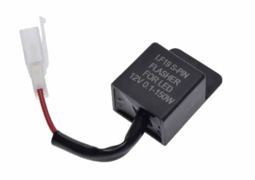 Uszkodzony przerywacz kierunkowskazów objawy: migające światła lub brak reakcji. Czarny moduł z białym złączem.