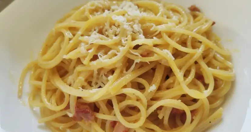 Carbonara bez śmietany: przepis na idealny sos w 15 minut