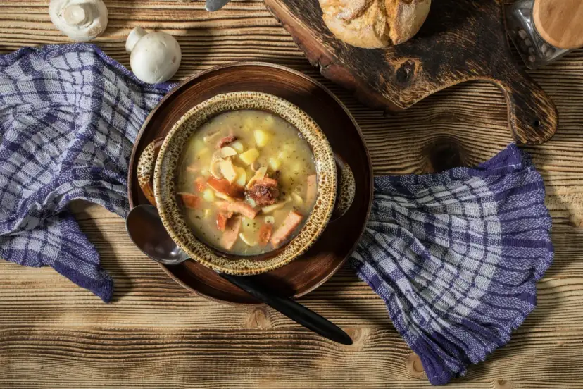 Aromatic żurek z kiełbasą i ziemniakami w misce. Zastanawiasz się, czy żurek można mrozić? Tak, można go zamrozić, by cieszyć się smakiem później.