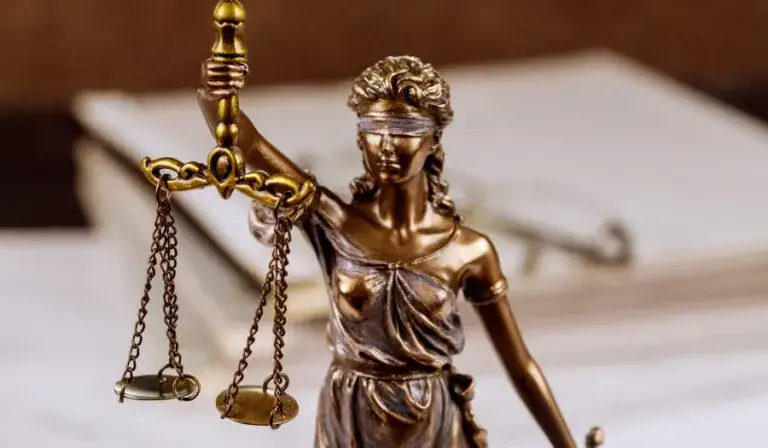 Jak sprawdzić adwokata i uniknąć nieuczciwych prawników