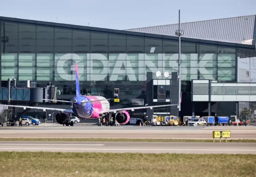 Samolot na lotnisku w Gdańsku. Planujesz podróż i zastanawiasz się, gdzie wyrobić paszport w Gdańsku?
