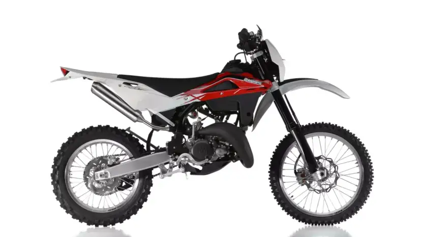 Husqvarna WR 125 dane techniczne: lekki motocykl crossowy z czerwono-białym malowaniem, gotowy do akcji.