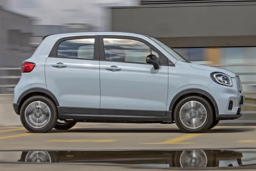 Jasnoszary samochód elektryczny w ruchu. Zastanawiasz się, ile jest samochodów elektrycznych w Polsce?