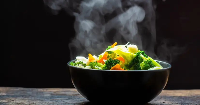 Ile gotować warzywa na sałatkę w szybkowarze, aby były idealne?