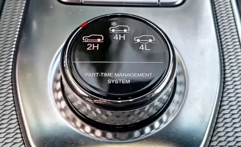 Pokrętło systemu zarządzania napędem: 2H (napęd na 2 koła), 4H (napęd na 4 koła, na śnieg) i 4L (napęd na 4 koła, terenowy).