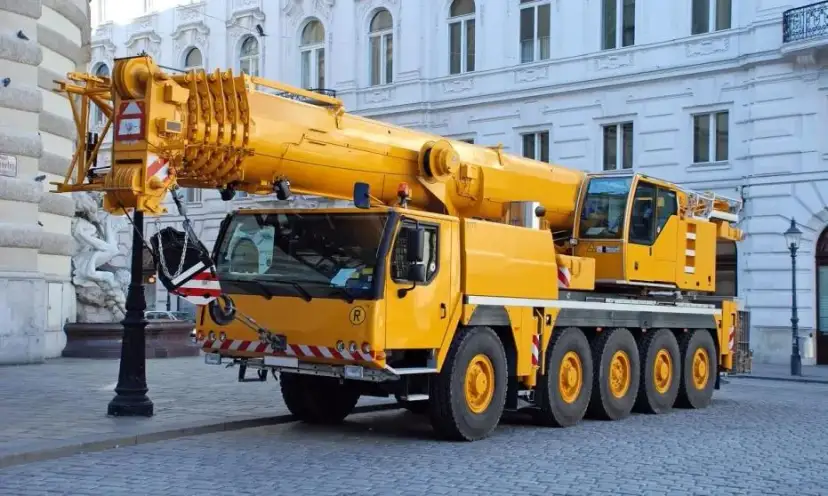 Jak działa dźwig? Poznaj mechanizmy i zastosowania w budownictwie