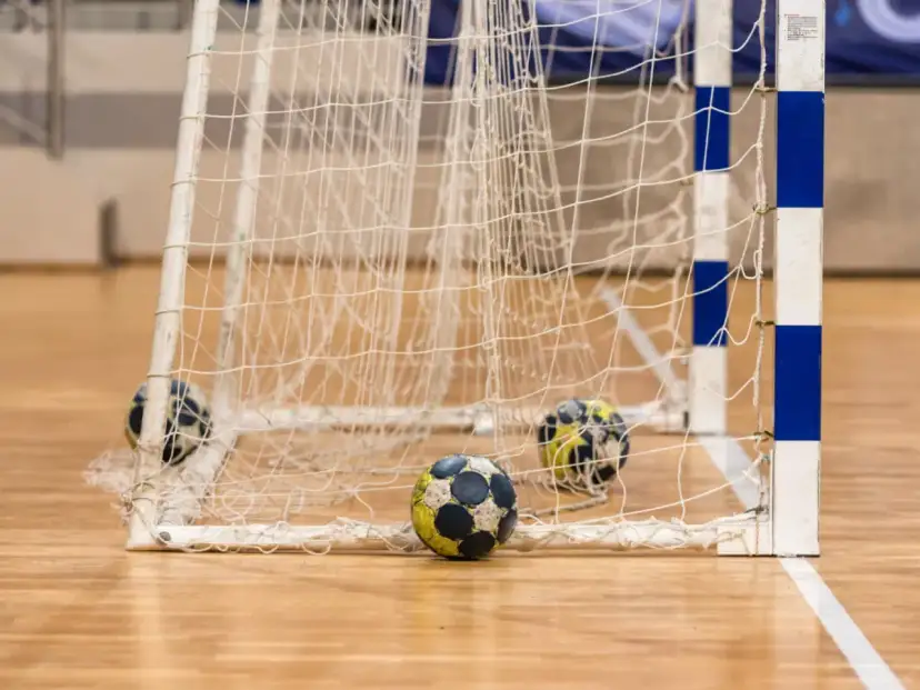 Piłki do piłki ręcznej w bramce. Czekają na rozpoczęcie gry, bo ile trwa połowa w piłce ręcznej?