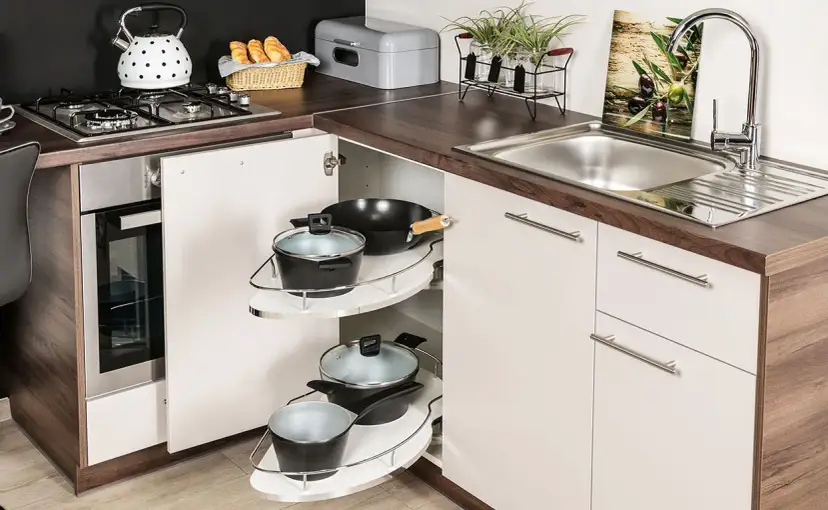 Jak dobrze zagospodarować szafki w kuchni, by zyskać więcej miejsca