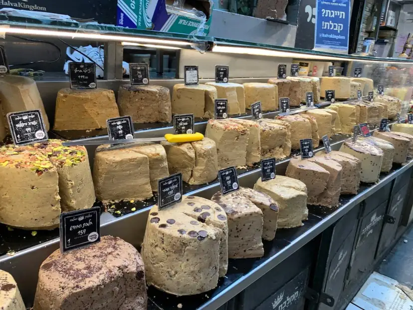 Wielkie bloki chałwy z pistacjami, czekoladą i innymi dodatkami – idealne, co warto przywieźć z Izraela.