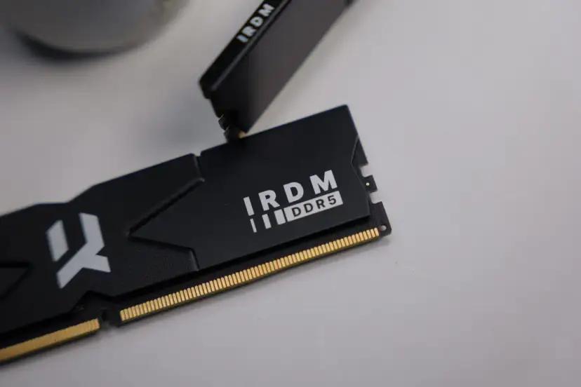 Moduł pamięci IRDM DDR5, gotowy do instalacji. Porównanie DDR4 vs DDR5 w praktyce.