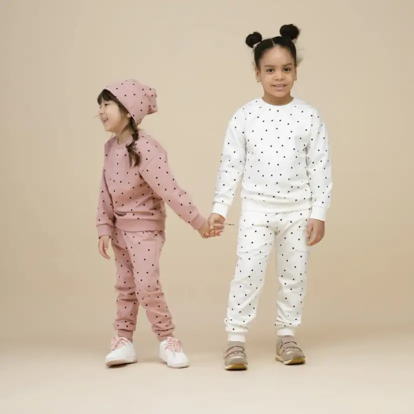 Białe spodnie dla dziewczynki – stylowe i wygodne na każdą okazję